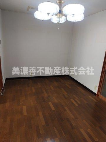 ６５０６０　岐阜市粟野西中古戸建の洋室