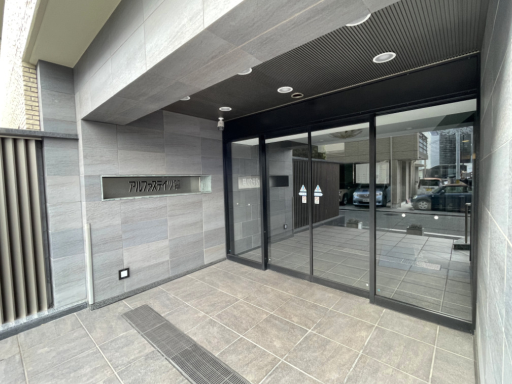 アルファステイツ翠のエントランス|石張りの高級感あるエントランスです。管理会社は「あなぶきハウジングサービス」です。