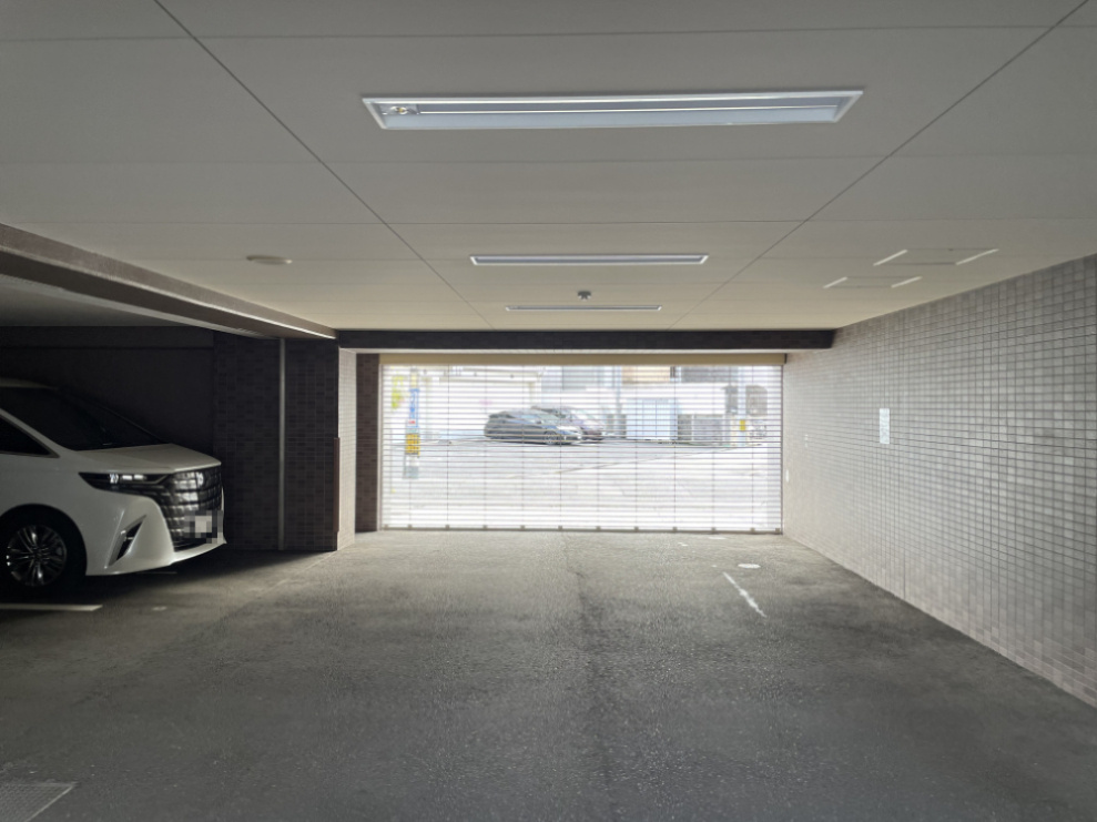 アルファステイツ翠の駐車場|駐車場入り口は電動シャッターを採用。