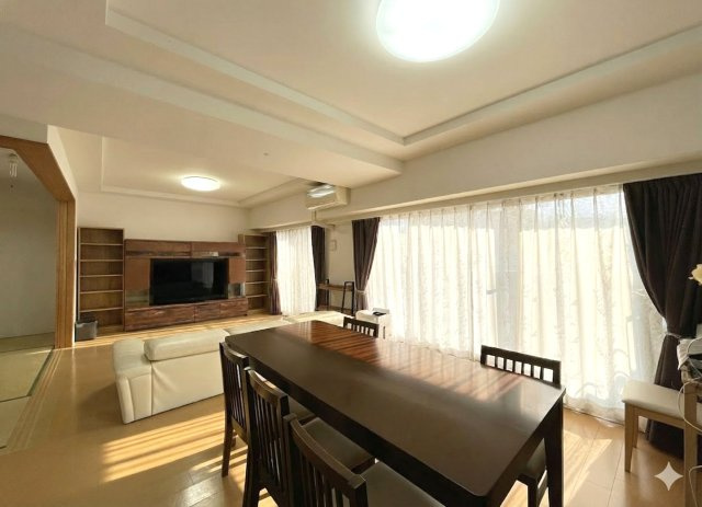 アルファステイツ翠の居間・リビング|LDは床暖房装備。ワイドサッシ・折り上げ天井が素敵な広々とした住空間。（一部写真を加工しています）