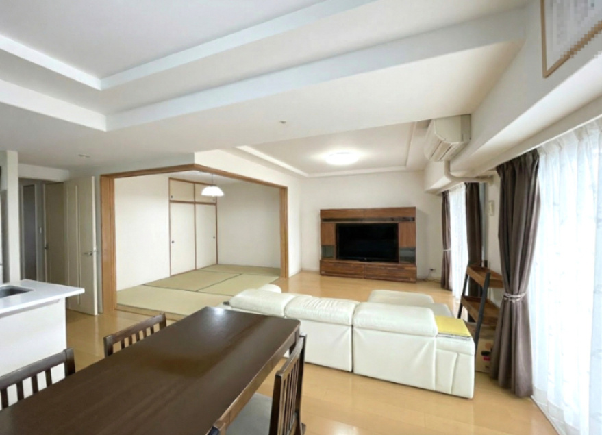 アルファステイツ翠の居間・リビング|リビング横に和室があり、キッチンから室内を見渡せ会話が弾みそうな間取りです／一部写真を加工しています