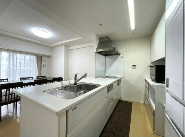 アルファステイツ翠のキッチン|食洗機・3口ガスコンロ・浄水器一体型シャワー水栓が装備されています。（一部写真を加工しています）