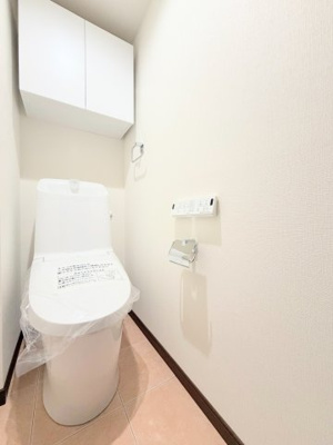 【トイレ】 | ニューライフマンション大倉山 | ◆清潔感のある白を基調とした落ち着ける空間。小窓をもうけていますので、こもりやすい空気の入れ替えも簡単に行えますね！