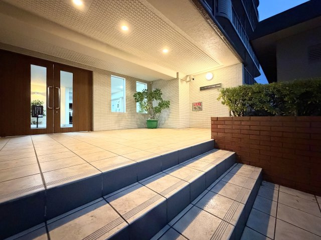 【エントランス】 | ニューライフマンション大倉山 | ◆土・日・祝日は、当社スタッフによる現地案内会を実施しております。もちろん平日のご案内も可能です。お気軽にご相談ください！！