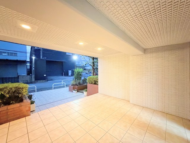 【エントランス】 | ニューライフマンション大倉山 | ◆住宅ローンのご相談や周辺環境のご案内も含め、ローンに詳しい、地元に詳しいスタッフがお出迎えさせていただきます。お気軽にご相談ください。