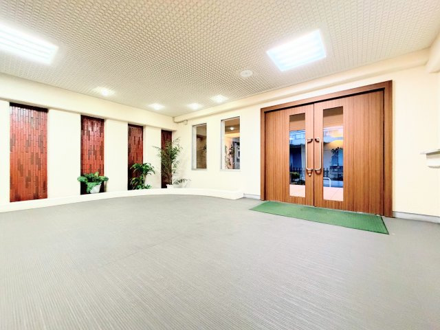 【エントランス】 | ニューライフマンション大倉山 | ◆管理体制良好なマンションです。清潔感のあるエントランスに開放感のある住環境。