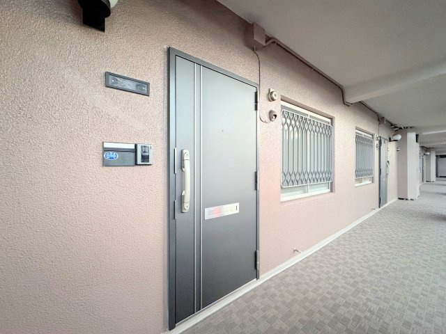 【玄関】 | ニューライフマンション大倉山 | ◆光の渦が溢れた明るい玄関ホール。「おかえり」と「ただいま」が交差するお家の顔とも言える場所は爽やかで心地良い空間となっています。すっきり片付いた玄関で来客時にも自信が持てそう。