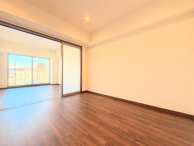 【洋室】 | ニューライフマンション大倉山 | ◆室内はいつも明るい印象なので気持ちの良い朝を迎えられます。各部屋にはクローゼットを完備しており、収納が多いお家はすっきりして快適空間です。