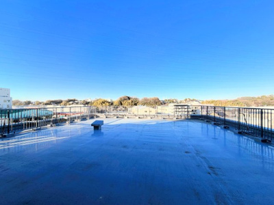 【バルコニー】 | ニューライフマンション大倉山 | ◆気持ちのいい空が見渡せる広いルーフバルコニー。爽やかな風を感じて、心躍る素敵な暮らしがはじまります。通風・採光にも優れ、心地よい光と風があふれています♪