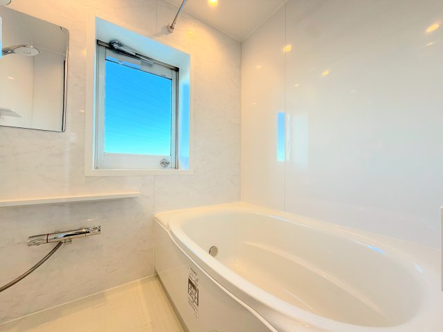 【浴室】 | ニューライフマンション大倉山 | ◆バルコニーにつながる窓付きで眺めは最高♪モダンデザインの空間が気持ちよさを高めてくれるバスルームで、心身をリフレッシュできる寛ぎを深めてくれるスペースです。