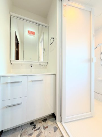 【独立洗面台】 | ニューライフマンション大倉山 | ◆毎日使う場所だから、機能的で使いやすさに配慮したパウダールーム。すっきりと使えるように収納も豊富にご用意しています。