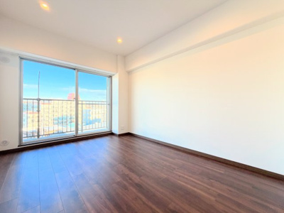 【洋室】 | ニューライフマンション大倉山 | ◆柔らかい陽光が差し込む明るいお部屋を演出する設計。彩光の取れる窓が気持ちの良いお部屋を創り上げます。