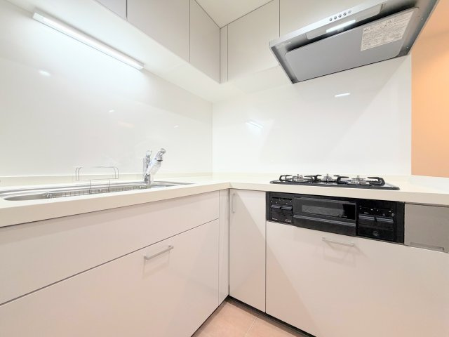 【キッチン】 | ニューライフマンション大倉山 | ◆デザイン性と機能性を兼ね備えたキッチンです。リビングスペースとの一体感が生まれ、広々空間を演出してくれます。