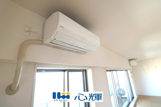 【居間・リビング】 | ポレスターブロードシティ若松町13階・カド部屋 | リビングエアコン4ｋｗタイプ2台（2024年設置）