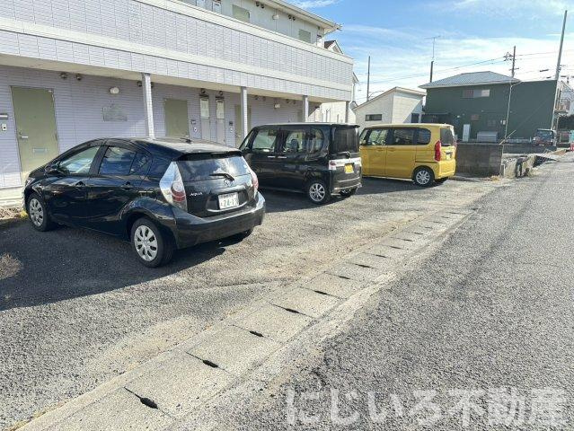 ヴィラージュドシャルマンの駐車場