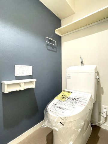 ライオンズマンション京橋川のトイレ|totoのウォシュレットです。2025年8月に新品交換済み。クロス、CF貼り替え済みです。