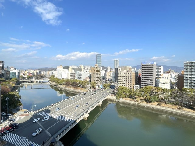 ライオンズマンション京橋川の展望|東側バルコニーからの眺望です。真正面の奥に広島駅があります。眼前には京橋川が流れています。12階部分のため眺望良好です。