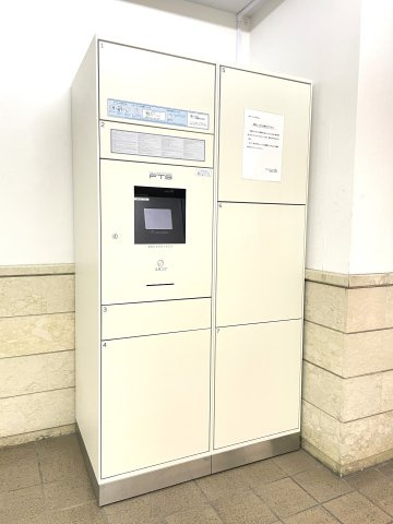 ライオンズマンション京橋川の防犯設備|エントランス部分に宅配ボックスがございます。