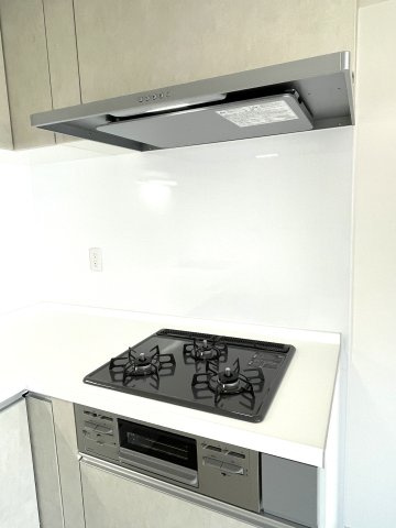 ライオンズマンション京橋川の設備|ガスコンロと換気扇です。2025年8月に新品交換済みです。
