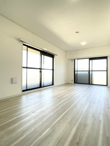 ライオンズマンション京橋川の居間・リビング|約１４．３帖のLDKです。2025年8月にフロアタイル追い貼り、クロス貼り替え済みです。