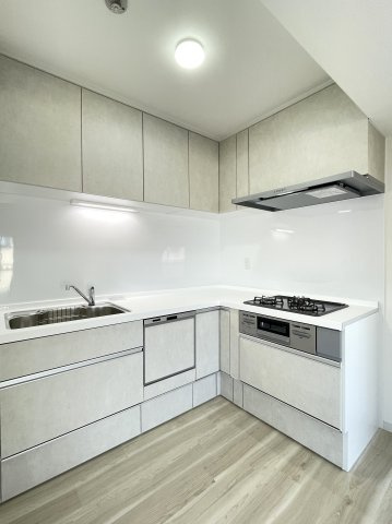 ライオンズマンション京橋川のキッチン|L型キッチンです。2025年8月にキッチン交換済みでお手入れ楽々で使い勝手も良好です。