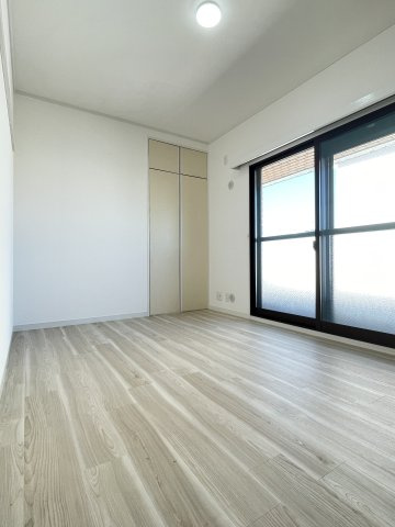 ライオンズマンション京橋川の洋室|約４．６帖の洋室です。2025年8月にフロアタイル追い貼り、クロス貼り替え済みです。