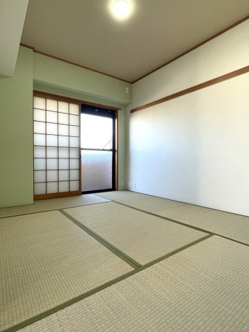ライオンズマンション京橋川の和室|約５帖の和室です。２０２５年８月に畳表替え、襖と障子貼り替え、クロス貼り替え済みです。