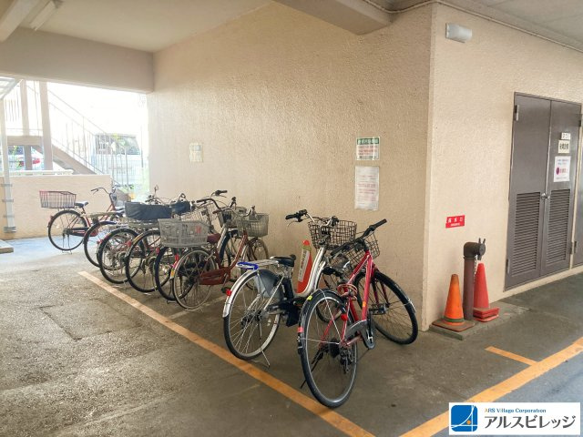 上福岡グロリアハイツの駐輪場|屋根があるため、雨から自転車を守ります。