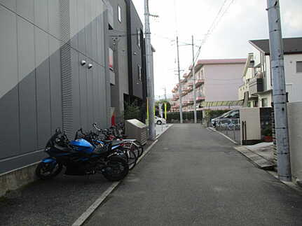 広島市佐伯区三筋2丁目　売マンションの前面道路含む現地写真