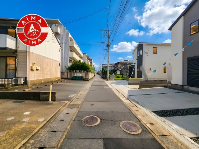 福岡市南区花畑1丁目第3-3棟（2号棟）の前面道路含む現地写真|前面道路は閑静な住宅地をはしる車通りの少ない道路。お車の出し入れが苦手なママや小さなお子様にも安心ですね。しっかり舗装もされているので、ベビーカーや自転車で通っても快適に通行できます。