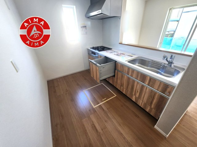 福岡市南区花畑1丁目第3-3棟（2号棟）のキッチン|ダイニングテーブルへの配膳がラクラク、お料理はかどるカウンター付きシステムキッチン！