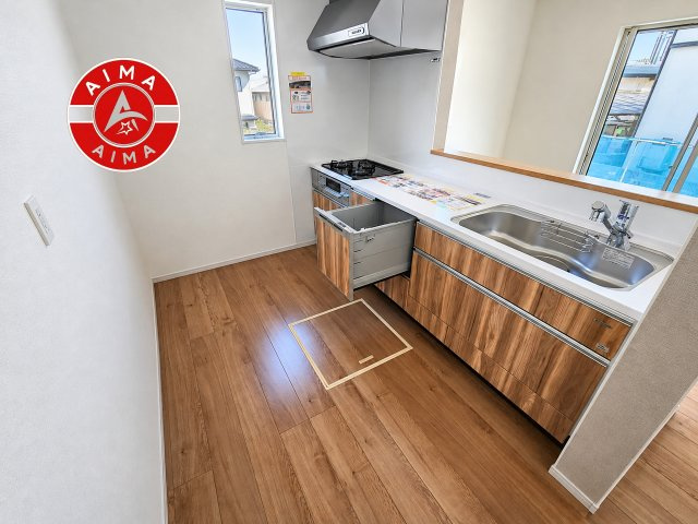 福岡市南区花畑1丁目第3-3棟（2号棟）のキッチン|ダイニングテーブルへの配膳がラクラク、お料理はかどるカウンター付きシステムキッチン！