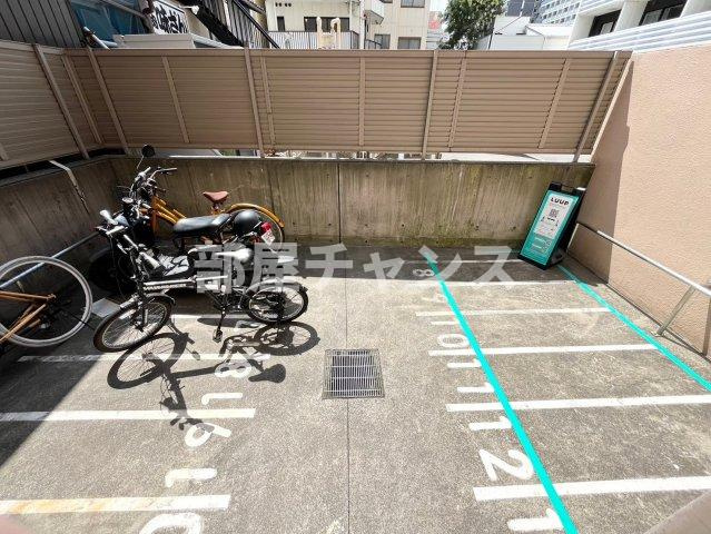 ライジングコート名古屋駅南の駐車場