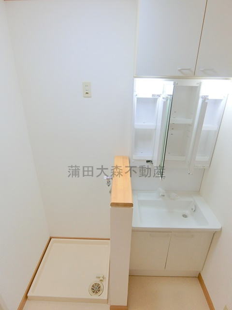 南雪谷ガーデンの洗面所|洗面脱衣所　独立洗面台　3面鏡　鏡内収納スペース付き　室内洗濯機置き場