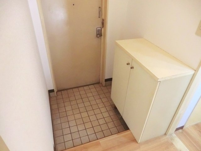 ゴールドマンション小熊ＰＡＲＴ１の玄関|★広めの玄関スペース・シューズボックスを設置★
