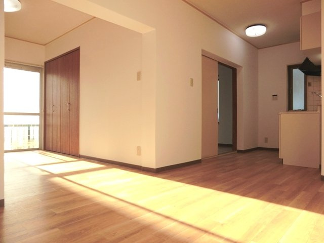 ゴールドマンション小熊ＰＡＲＴ１の居間・リビング|★広々１５帖のリビング・ダイニングの画像です★