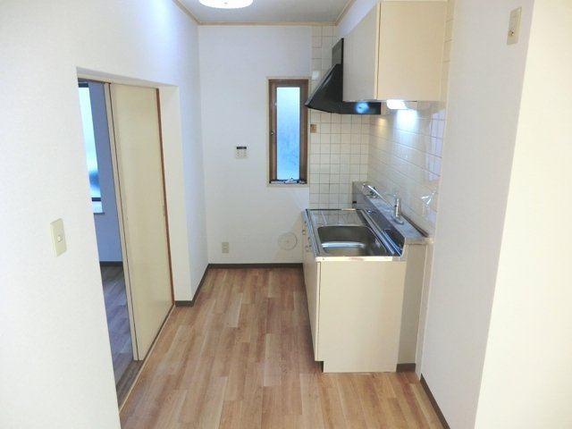 ゴールドマンション小熊ＰＡＲＴ１の内装|★キッチンに換気用の小窓を設置しています★