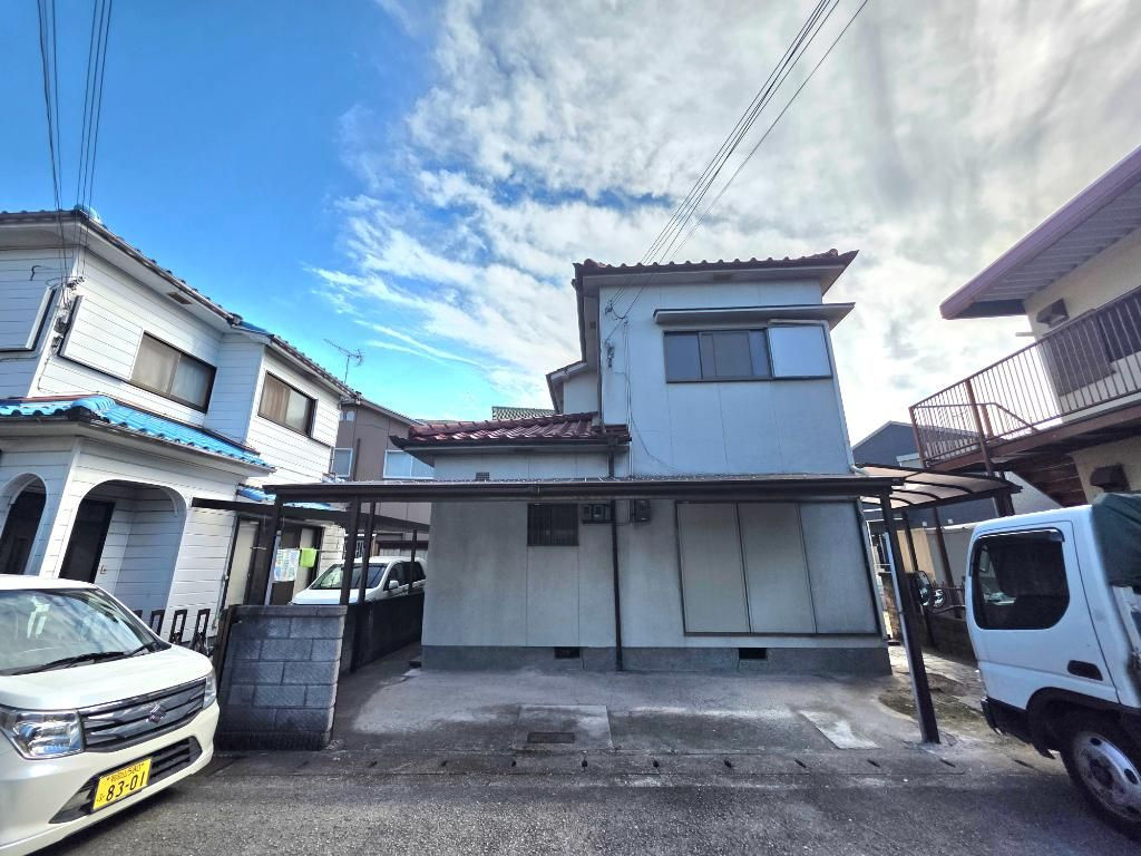 栄谷戸建の駐車場