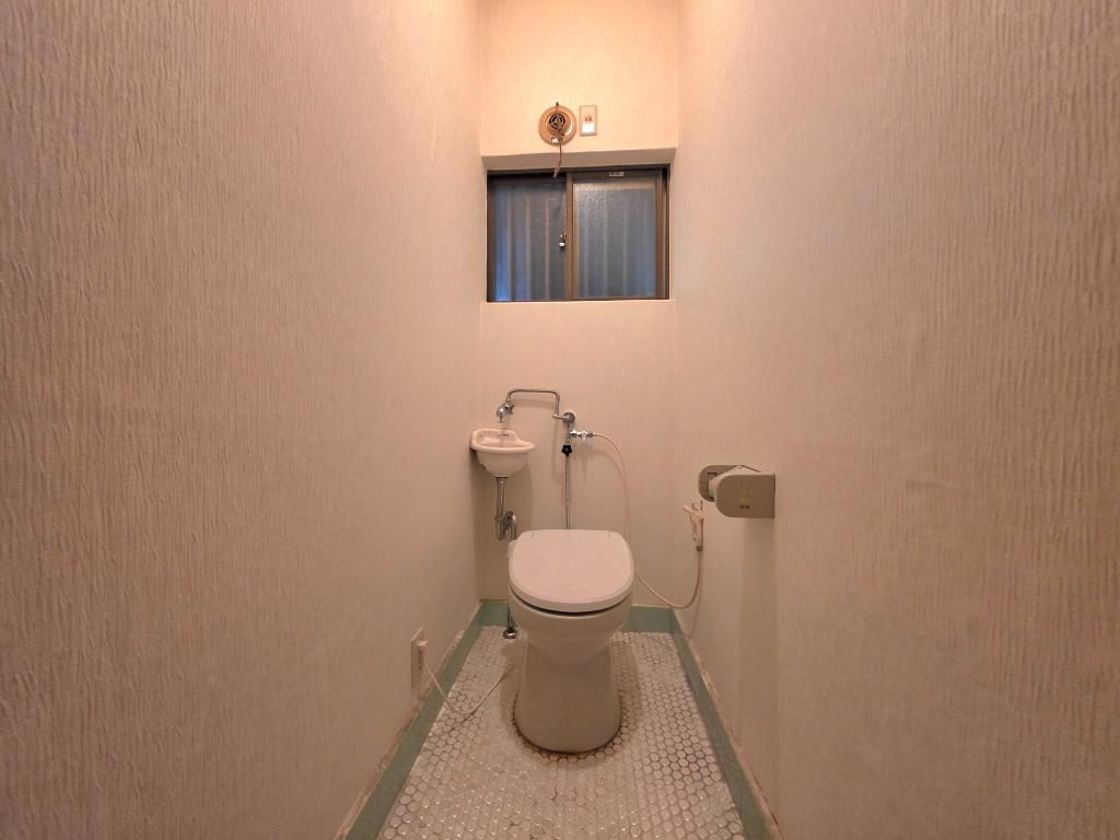 栄谷戸建のトイレ