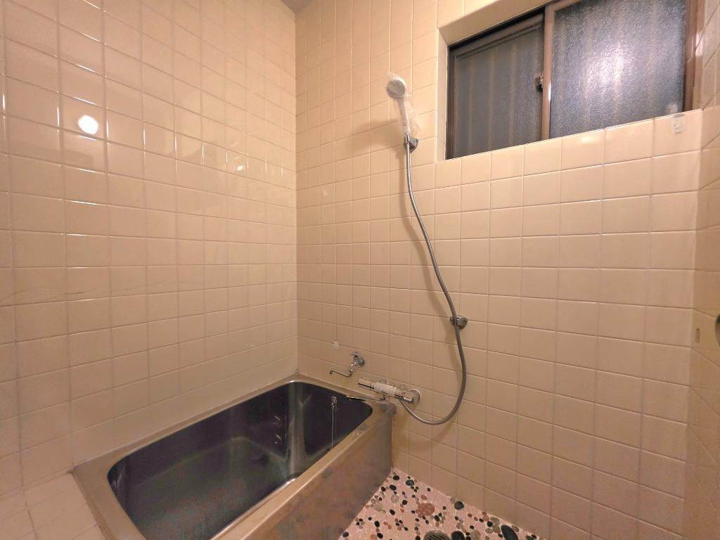 栄谷戸建の浴室