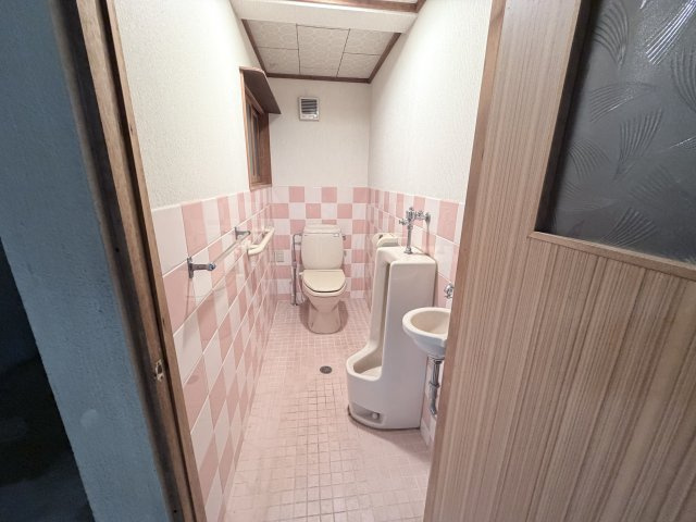 丹波市市島町上牧の中古一戸建のトイレ|倉庫トイレ