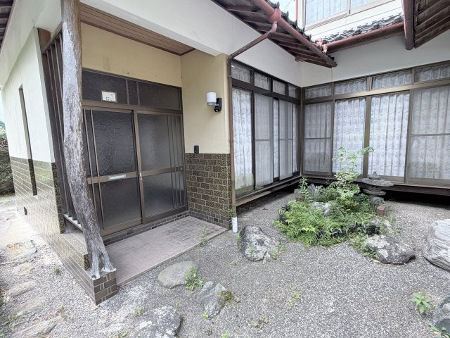丹波市市島町上牧の中古一戸建|玄関前