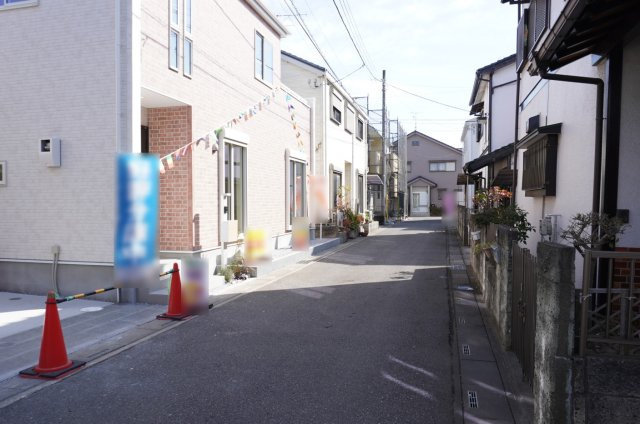 越谷市大字大泊 新築分譲住宅 の前面道路含む現地写真