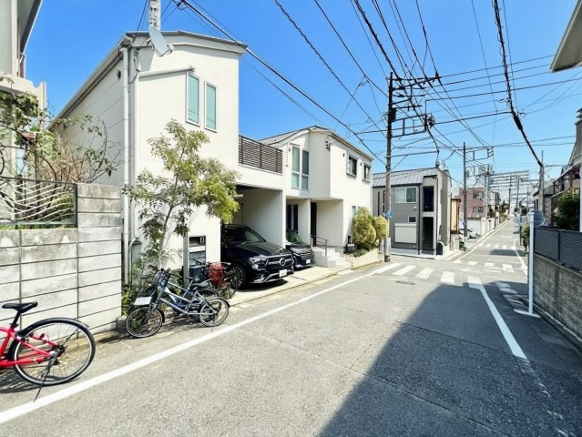 練馬区小竹町1丁目　中古戸建の前面道路含む現地写真|2026.03.02撮影

現地ご見学希望・資料請求などお気軽にお問い合わせ下さい！
03-5990-5201