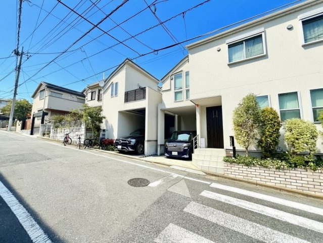 練馬区小竹町1丁目　中古戸建の前面道路含む現地写真|2026.03.02撮影

現地ご見学希望・資料請求などお気軽にお問い合わせ下さい！
03-5990-5201