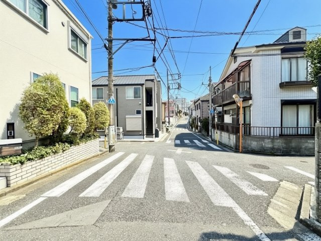 練馬区小竹町1丁目　中古戸建の前面道路含む現地写真|2026.03.02撮影

現地ご見学希望・資料請求などお気軽にお問い合わせ下さい！
03-5990-5201