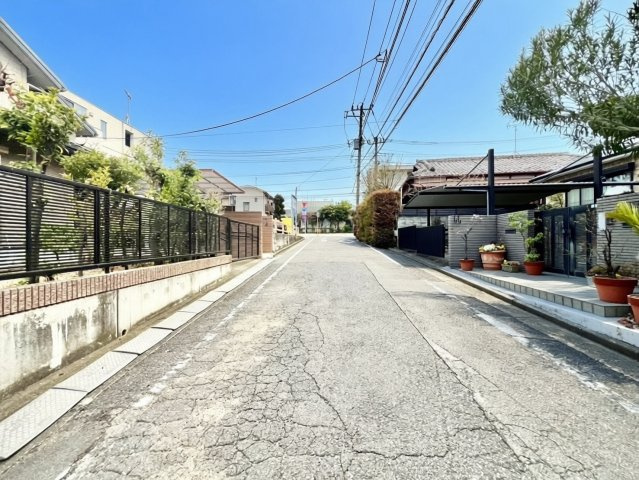 練馬区小竹町1丁目　中古戸建の前面道路含む現地写真|2026.03.02撮影

現地ご見学希望・資料請求などお気軽にお問い合わせ下さい！
03-5990-5201