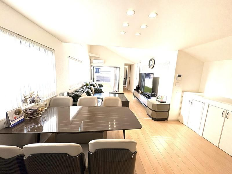 練馬区小竹町1丁目　中古戸建の居間・リビング|現地ご見学希望・資料請求などお気軽にお問い合わせ下さい！
03-5990-5201