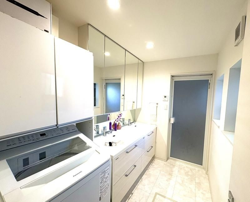 練馬区小竹町1丁目　中古戸建の独立洗面台|現地ご見学希望・資料請求などお気軽にお問い合わせ下さい！
03-5990-5201