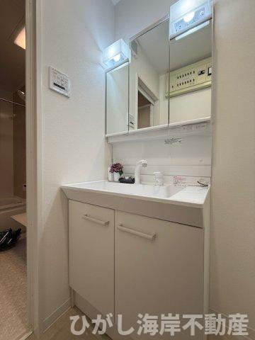 茅ヶ崎市浜之郷　中古戸建　の独立洗面台|新規リフォーム完了！　三面鏡化粧台